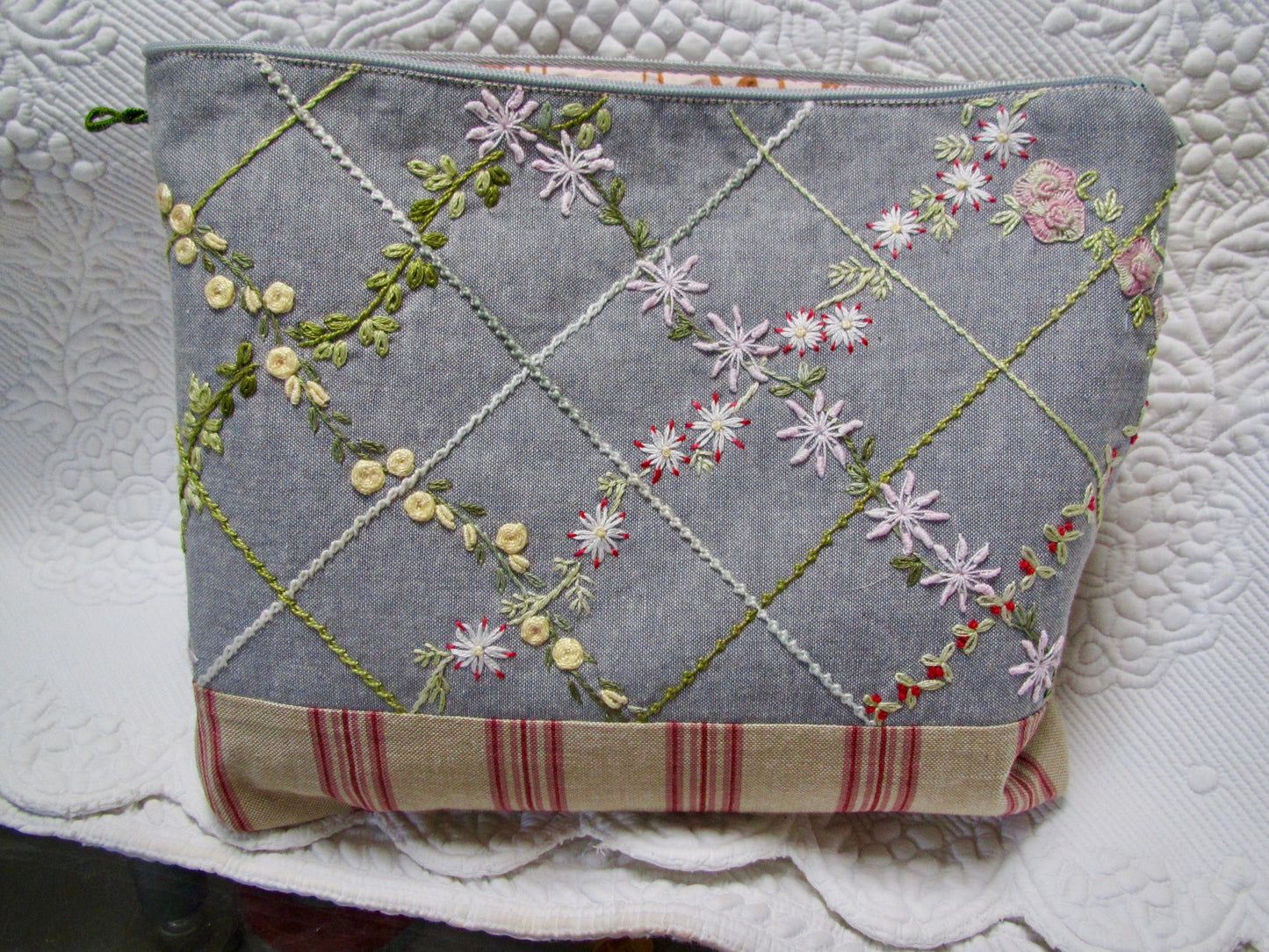 Trousse brodée